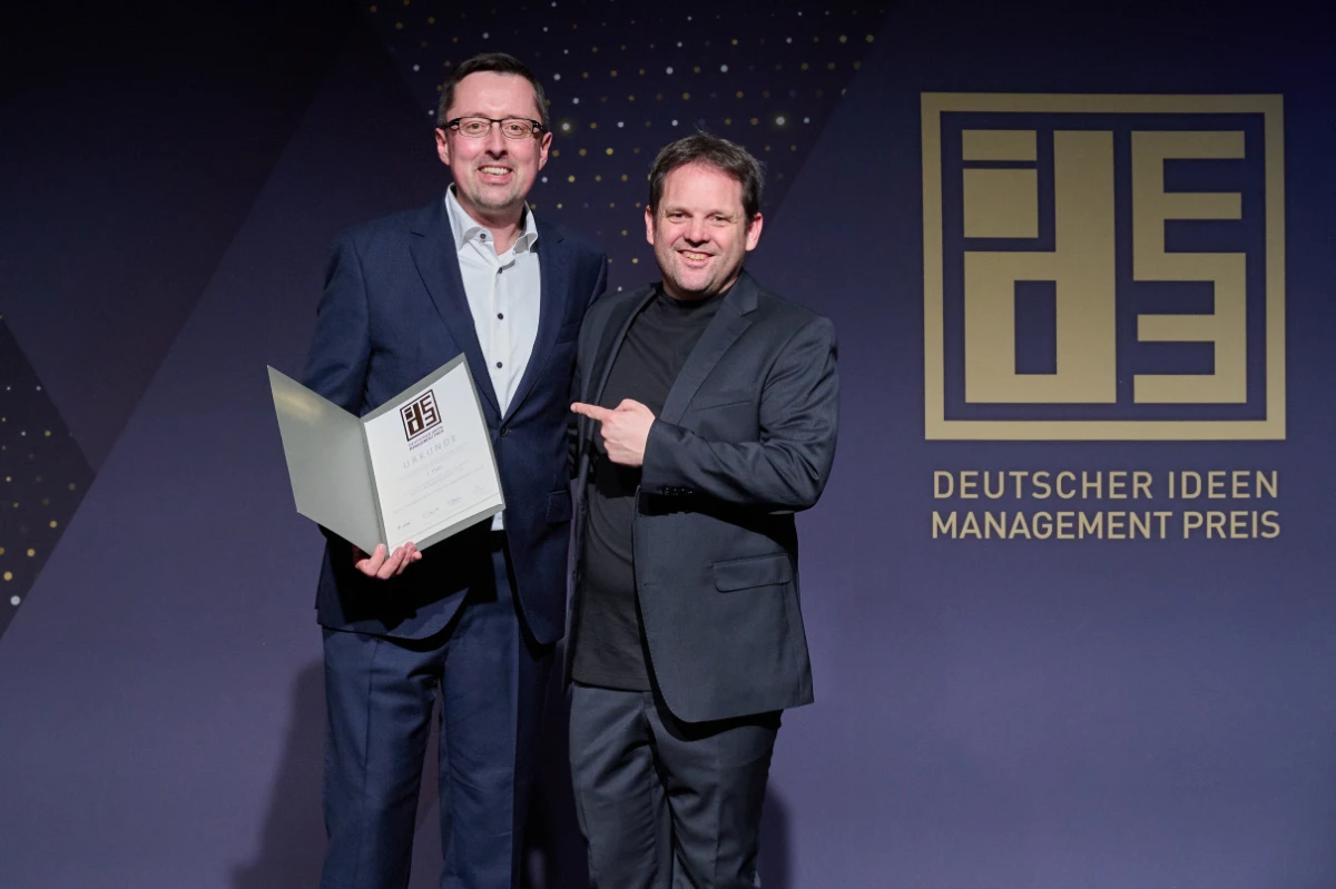 Bernd M. Schell erhält 1. Platz „Bestes Ideenmanagement 2024“ aus den Händen von Roland Rausch, Geschäftsführer Deutschen Institut für Ideen- und Innovationsmanagement GmbH, am 13. März 2024 in Augsburg