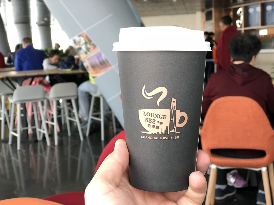 Bernd M. Schell trinkt Kaffee in der Lounge 552 in Shanghai