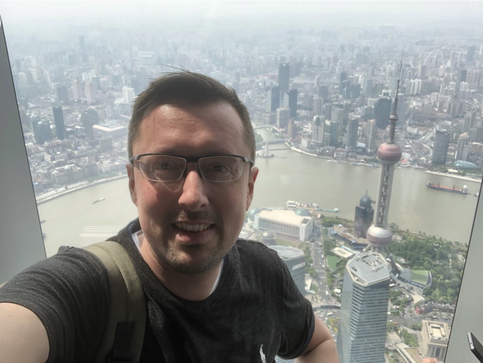 Bernd M. Schell in Shanghai - Oriental Pearl Tower im Hintergrund